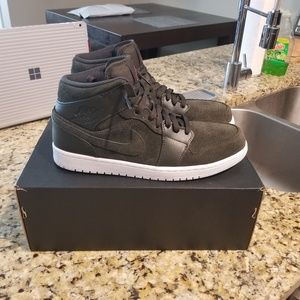 Jordan 1 Mid Olive - Size Mens 10